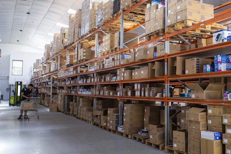 Zonas de carga y descarga dentro de un almacén TECNY STAND