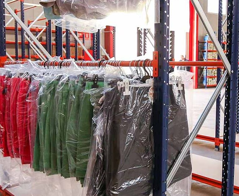 Estanterías picking para prendas colgadas