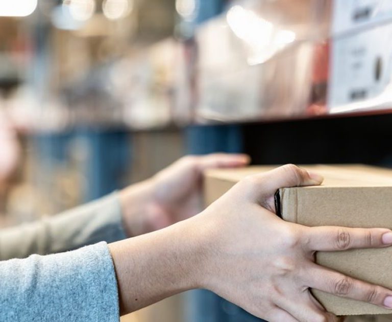 Acción picking en almacén