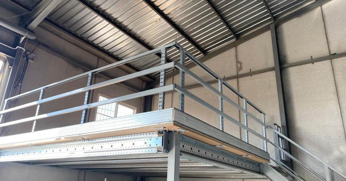 Altillo metálico en almacén de empresa de tecnología e informática