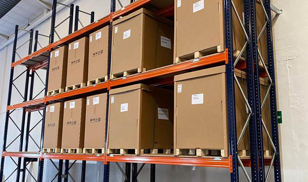 Estantería de paletización convencional en almacén de empresa de maquinarias y equipos