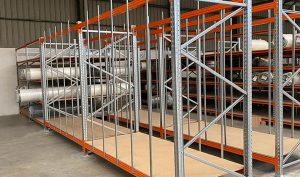 Estanterías de carga pesada y manual en almacén de empresa de inmobiliaria