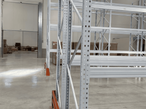 Estanterías convencionales en blanco