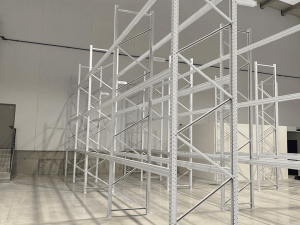Estanterías convencionales en blanco