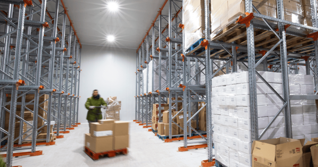 Estanterías compactas galvanizadas en cámara frigorífica. Usadas para almacenaje en frío.