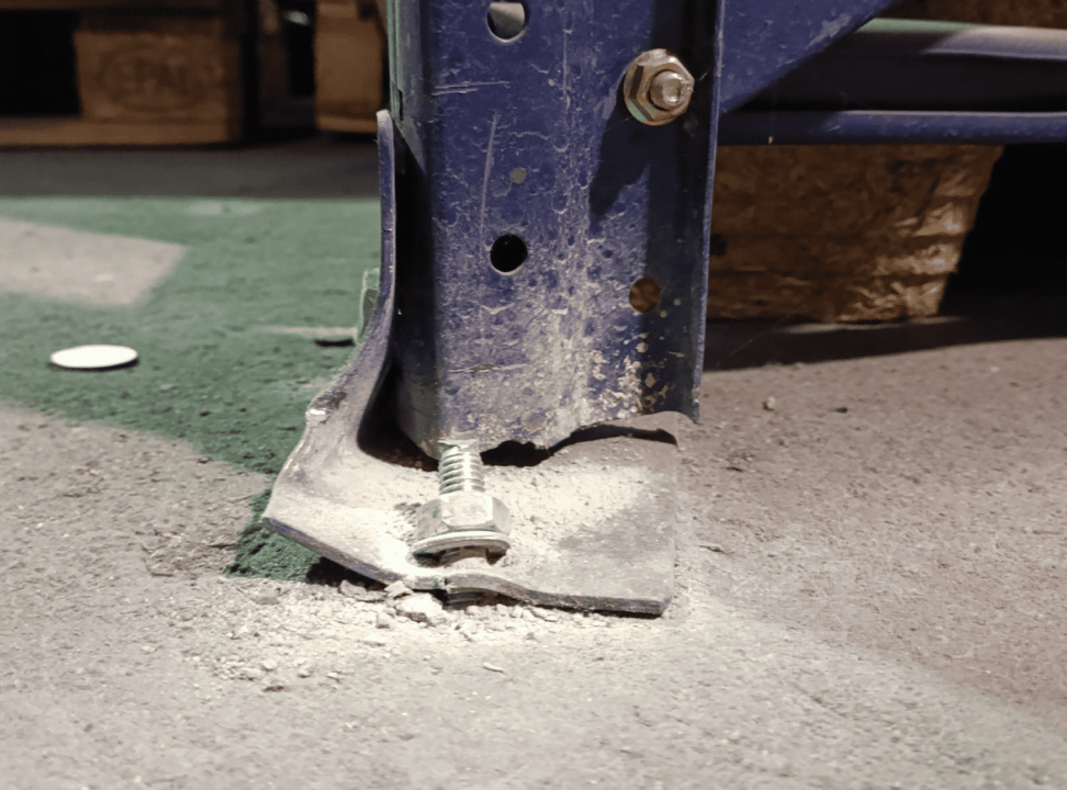 ¿Cuándo renovar estanterías industriales? Holgura en los anclajes al suelo