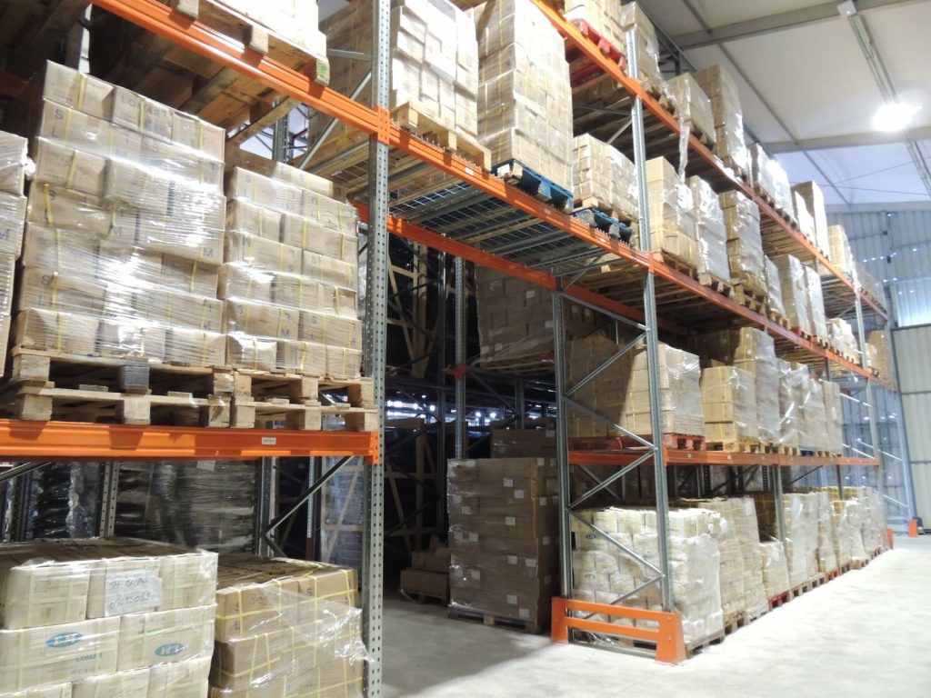 Estanterías convencionales con palets de diferentes tamaños en almacén industrial